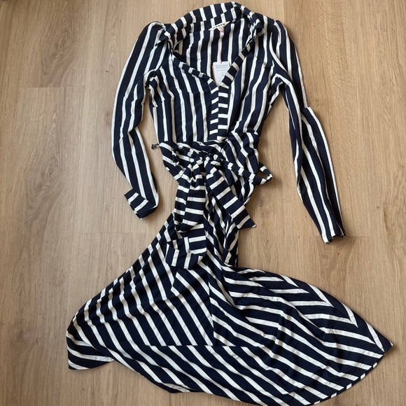 Boden Imogen Collared Jersey Dress
French Navy and Ivory Sz 2R NEW - Picture 2 of 3